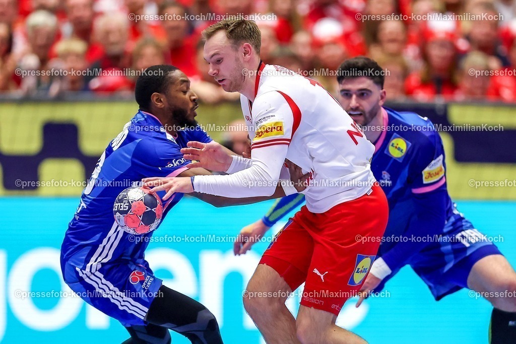EHF22012603196 | 22.01.2026, Handball, Men's EHF EURO 2026, Frankreich - Dänemark, Jyske Bank Boxen in Herning, Dänemark, Main Round:  Mathias Gidsel (Denmark #19) im Zweikampf gegen   Melvyn Richardson (France #09)  Ludovic Fabregas (France #23)