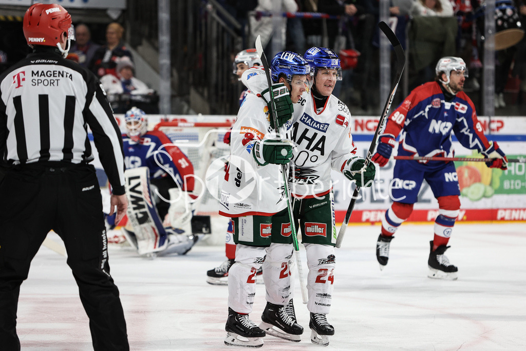 Nürnberg Ice Tigers - Augsburger Panther | jubel nach dem Treffer zum 0-1 durch Jere KARIJALAINEN (AEV #21) / Freude / Happy / Tor / Torschuezte