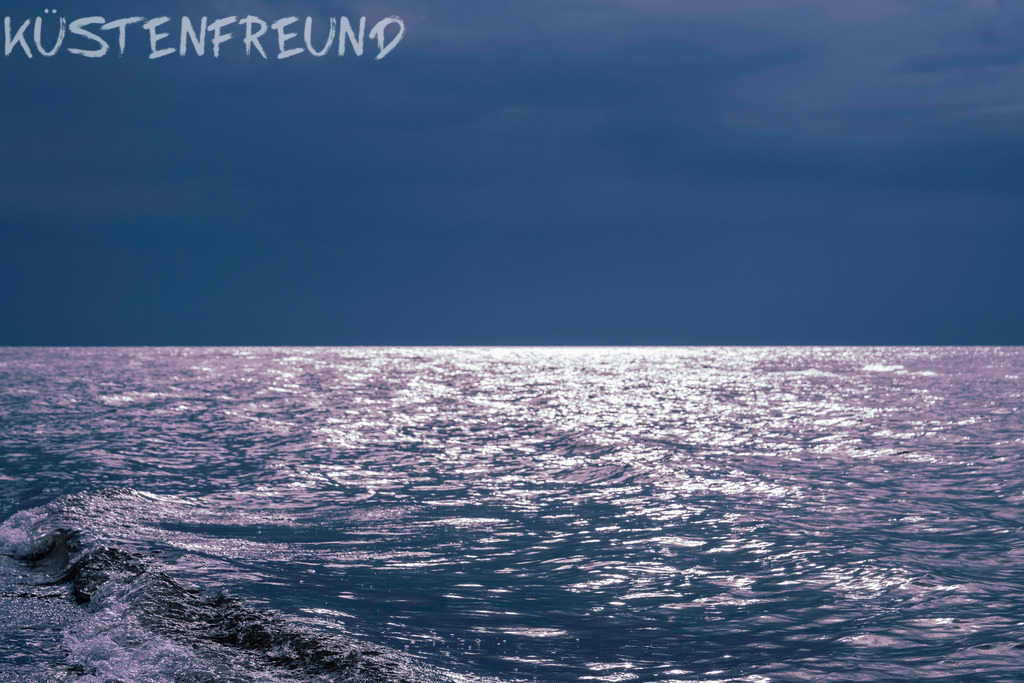 Deep Blue – Ostsee Bilder | Deep Blue – ein schlichtes Motiv mit beeindruckender Ausstrahlung. Weniger ist hier wirklich mehr. Dieses Ostseebild entstand an einem Morgen, als der Himmel noch von Wolken bedeckt war. Doch die Sonne kämpfte sich durch das Grau und legte ihren silbrig-weißen Glanz sanft über das dunkle, geheimnisvolle Meer.<br><br><strong>Tipp:</strong> Statt das klassische Querformat zu wählen, kannst du dieses Ostseebild „Deep Blue“ auch ganz flexibel zuschneiden – ob als quadratisches Wandbild, Hochkantformat oder Panorama. So passt dein persönliches Ostsee Bild perfekt in jeden Raum und wird zum individuellen Highlight an deiner Wand.