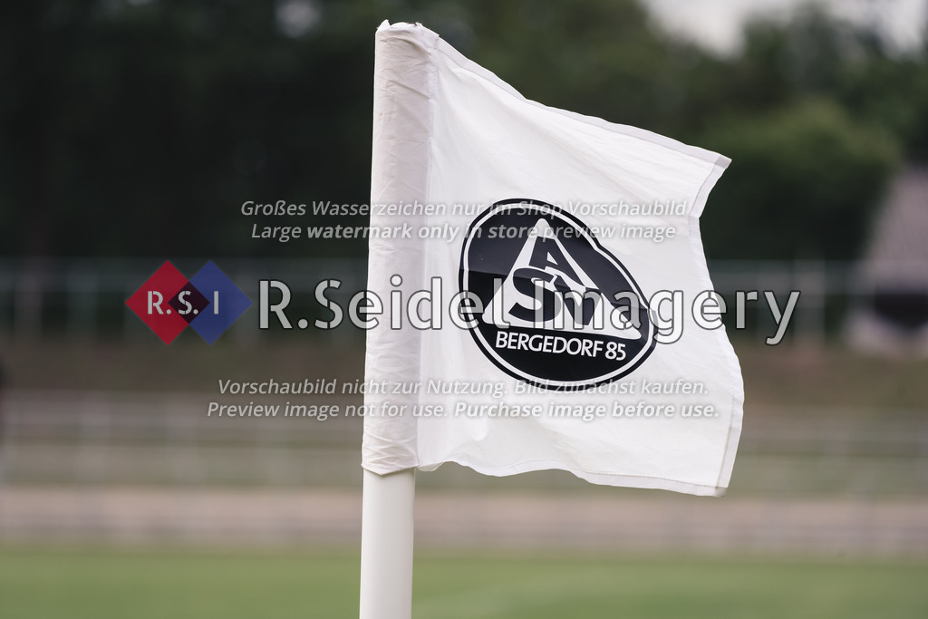 RS-1-060170 | Weiße, wehende Eckfachne mit schwarzem Vereinslogo des ASV Bergedorf 85 darauf.