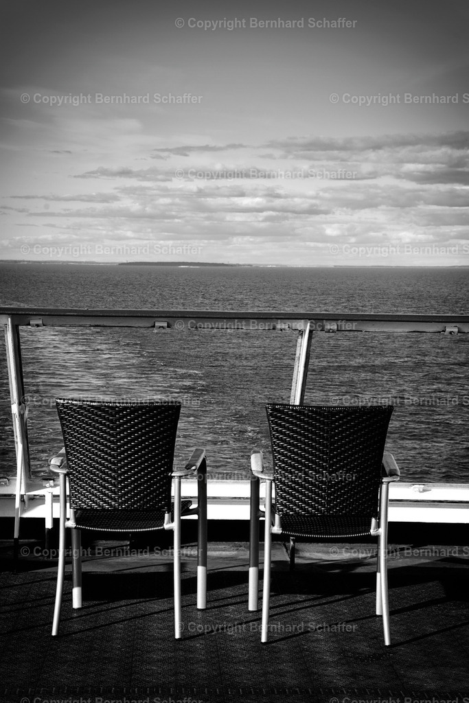 Ausblick vom Schiff | Ausblick vom Heck auf einer Schiffsreise, schwarz-weiss. - Realisiert mit Pictrs.com