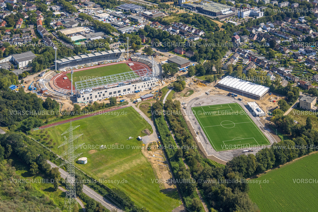 Bochum240809393Wattenscheid | Luftbild, Lohrheidestadion Fußballplatz und Leichtathletikstadion der SG Wattenscheid 09, Baustelle mit Neubau Westtribüne, Sportplatz RW Rot-Weiß Leithe Fußballverein Baustelle für Renovierung und Neugestaltung der Sportplätze, Leithe, Bochum, Ruhrgebiet, Nordrhein-Westfalen, Deutschland