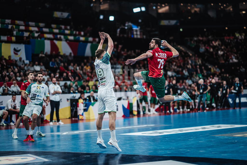 Handball | Herren | EHF EURO 2024 | European Championshop Men 2024 Final Tournament | Slowenien vs. Portugal | 19.01.2024 | Martim Costa (#79, Portugal, POR) beim Wurf