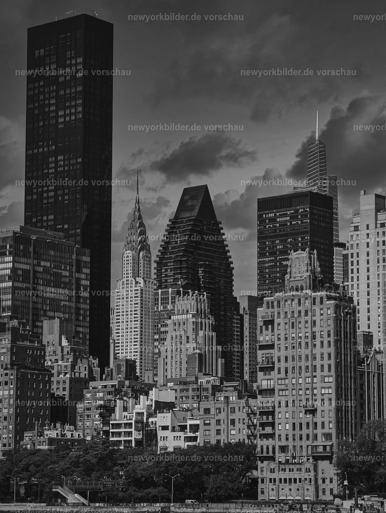 Blick von Roosevelt Island auf Midtown Manhattan mit Chrysler Building und One Vanderbilt | Roosevelt Island – ein Ort der Ruhe mitten im Trubel von New York. Vor dir erstreckt sich die Skyline von Midtown Manhattan, das Chrysler Building glänzt wie ein Juwel, One Vanderbilt erhebt sich stolz daneben. Die Sonne taucht die Szene in warmes Licht, während die Stadt in der Ferne pulsiert. Ein perfekter Moment zum Genießen und Fotografieren