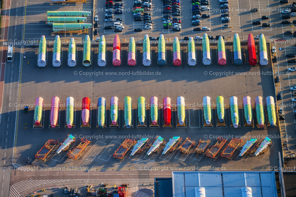 Hamburg_Finkenwerder_Airbus_Rumpfsegmente_ELS_9629280325 | HAMBURG 28.03.2025 Airbus Produktionsgelände und Werksflughafen Finkenwerder in Hamburg. Auf dem ehemaligen Gelände der Hamburger Flugzeugbau - am Elbeufer auf der Halbinsel Finkenwerder -  befindet sich ein Airbus-Werk mit eigenem Werksflughafen. Weiterführende Informationen bei: Airbus SE. // Airbus works and airport of Finkenwerder in Hamburg in Germany. The former Hamburger Flugzeugbau works  - on the Finkenwerder Peninsula on the riverbank of the Elbe - include an Airbus production site with an airplane. Several Airbus planes and models are being constructed here. Further information at: Airbus SE. Foto: Martin Elsen