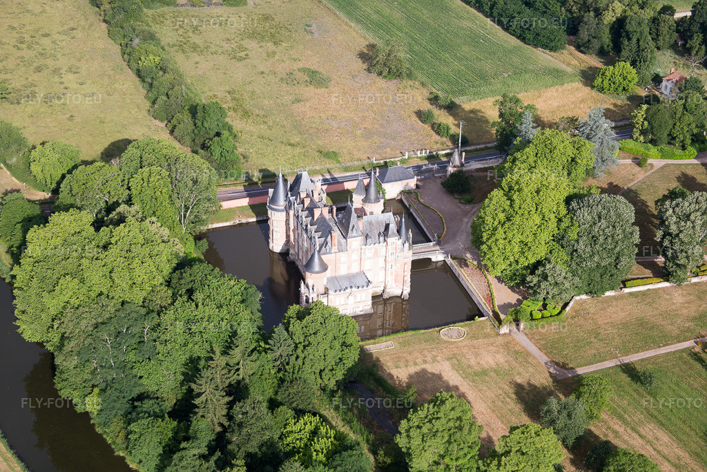 Vue aérienne: Château de Combreux à Combreux dans le département Loiret, France – .Photo: IMG_082577.jpg prise le 21/06/2015 par Werner Riehm/FLY-FOTO.eu – Résolution de l'original: 5472 x 3648 px