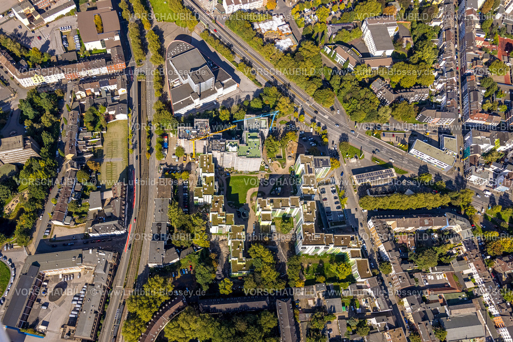Duisburg241004343 | Luftbild, Theater am Marientor, Hochhaus Wohngebiet Heerstraße mit Baustelle und Renovierung, verhüllte Hausfassaden, Dellviertel, Duisburg, Ruhrgebiet, Nordrhein-Westfalen, Deutschland