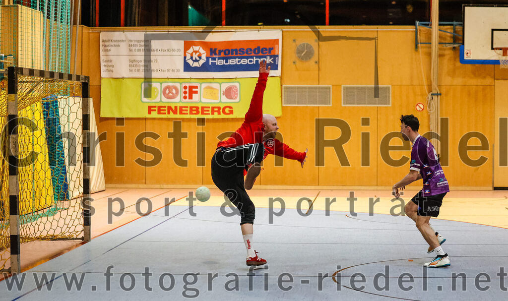 2024-03-23_078_SpVgg_Altenerding_II_gegen_ASV_Dachau_III | Erding, Deutschland, 23.03.2024:
Handball, Bezirksklasse Männer Staffel Süd West 2023 / 2024, 14. Spieltag, SpVgg Altenerding II gegen ASV Dachau III, Endergebnis: 24:32

Torwart Matthias Schäfer (ASV Dachau, #12), Markus Schorr (SpVgg Altenerding, #4)

Foto: Christian Riedel / fotografie-riedel.net
