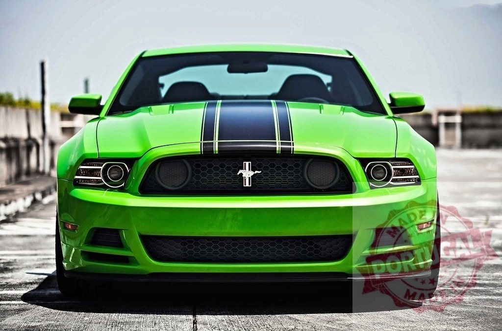 Ford Mustang green muscle car front view | Green Ford Mustang car with black racing stripes parked on concrete - Realisiert mit Pictrs.com