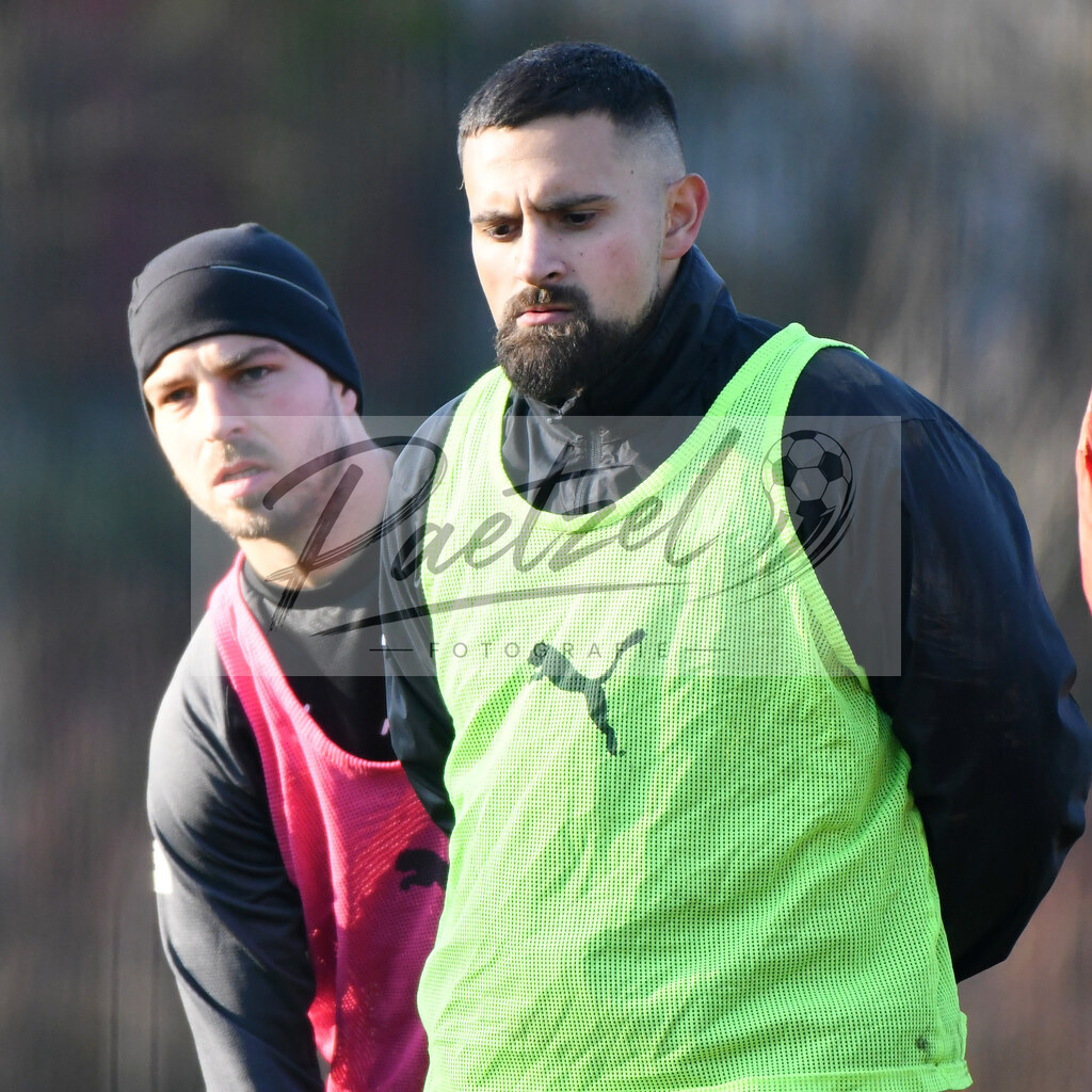 20200207_TRAOSN_0077 | Fußball, Herren: Marcos Alvarez (VfL Osnabrueck) schaut waehrend der Trainingseinheit des VfL Osnabrueck im Sportpark Illoshoehe am 07.02.2020 in Osnabrueck, Deutschland. - Realisiert mit Pictrs.com