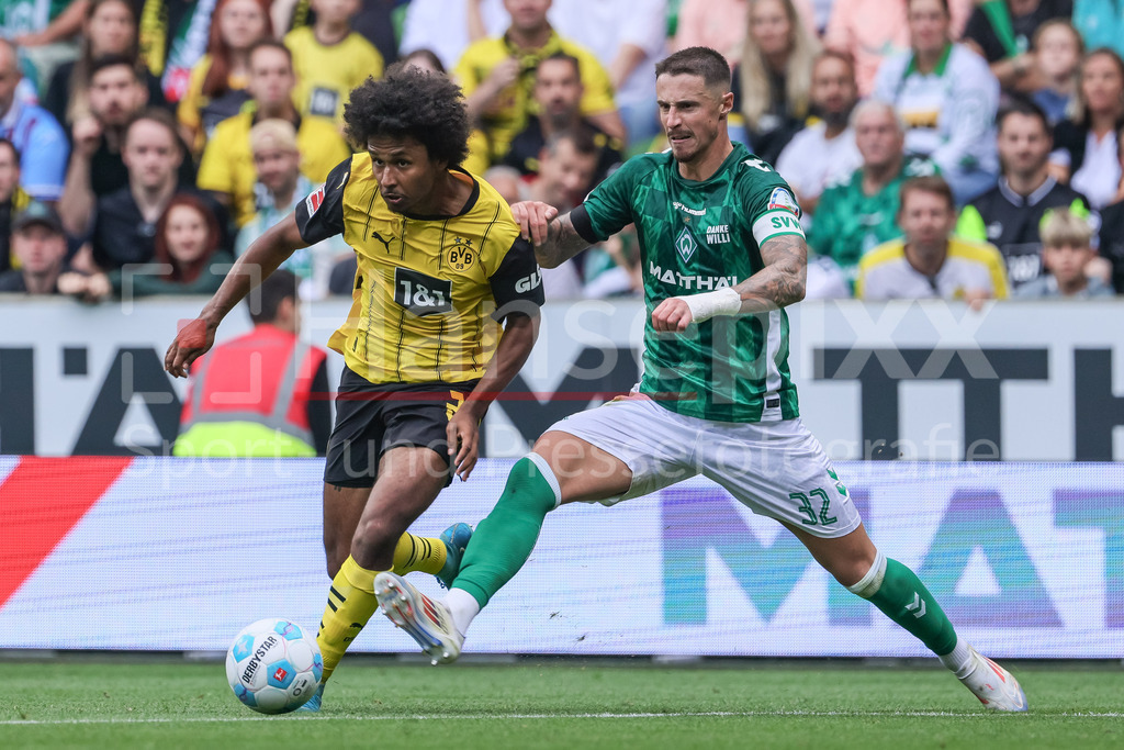 Fussball, Bundesliga, SV Werder Bremen - Borussia Dortmund | v.li.: Karim Adeyemi (Borussia Dortmund, BVB, 27) und Abdoulaye Kamara (Borussia Dortmund, BVB, 32) im Zweikampf, Duell, Dynamik, Aktion, Action, Spielszene, DIE DFL-RICHTLINIEN UNTERSAGEN JEGLICHE NUTZUNG VON FOTOS ALS SEQUENZBILDER UND/ODER VIDEOÄHNLICHE FOTOSTRECKEN. DFL REGULATIONS PROHIBIT ANY USE OF PHOTOGRAPHS AS IMAGE SEQUENCES AND/OR QUASI-VIDEO.