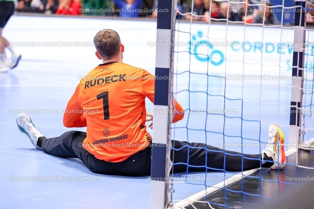 BHC11122501019 | 11.12.2025, Handball, HBL, Bergischer HC - ThSV Eisenach, Unihalle Wuppertal: Torhüter Christopher Rudeck (BHC #01) jubelnd auf dem Spielfeld