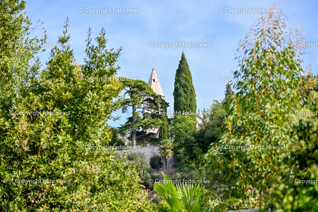 Arboretum von Trsteno_ Kroatien_ 11.10.2023-23 | 11.10.2023, Kroatien, HRV, Trsteno im Bild Arboretum, Trsteno, Hafen, Pflanzen, Brunnen, Neptunbrunnen, Wege, Palmen, Eukalyptus, Lorbeer, Kakteen, Zitrus, Oliven, Filmkulisse Game of Thrones

Das Arboretum von Trsteno befindet sich etwa 18 Kilometer nordwestlich der Stadt Dubrovnik im Sueden Kroatiens. Als einziges Arboretum an der oestlichen Adria-Kueste stellt es die aelteste Sammlung exotischer Baeume und Pflanzen des Landes dar.
Die Gartenanlage befindet sich entlang der Kuestenstraße zwischen den Ortschaften Orašac und Slano.
Quelle: Wikipedia