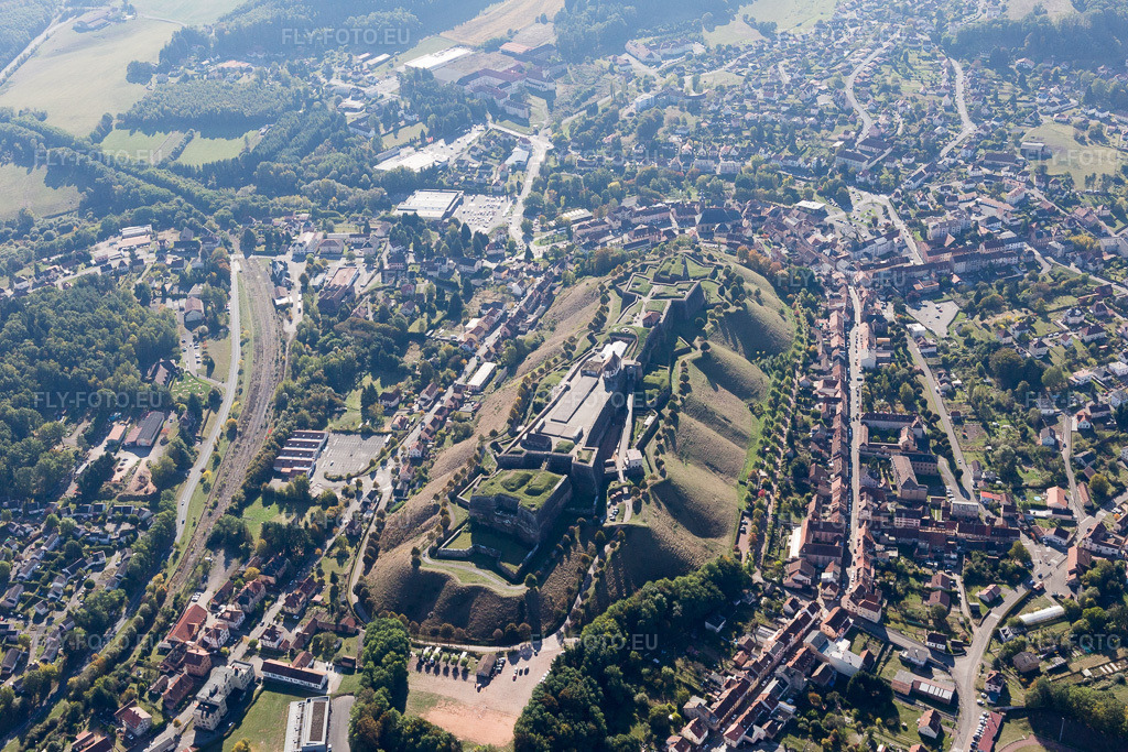 Vue aérienne: Vue de la ville à Bitche dans le département Moselle, France. Photo: IMG_095176.jpg prise le 16/10/2016 par Werner Riehm/FLY-FOTO.euRésolution de l'original: 5472 x 3648 px