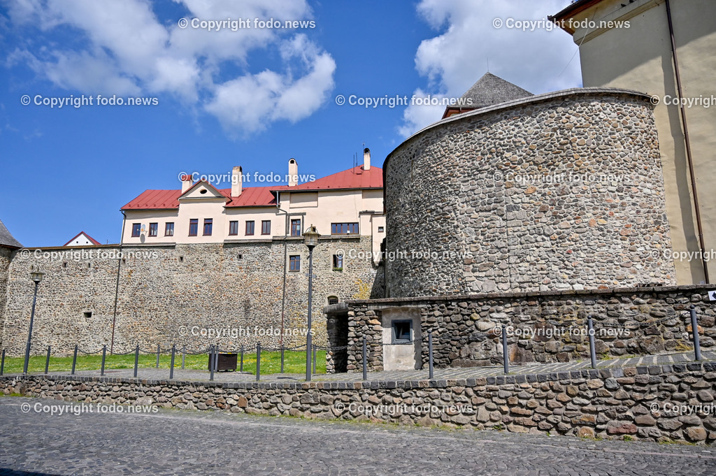 Slowakei_ Banskobystricky kraj_ Kremnica_ 23.04.2025-3 | 23.04.2025, Slowakei, SVK, Banskobystrický kraj, Kremnica, im Bild Kremnica ist eine Stadt und ehemalige Bergstadt in der Mittelslowakei, Stadtansichten, Themenbilder, Sehenswuerdigkeiten, Historische Gebauede, Stadtmauer, Unteres Tor