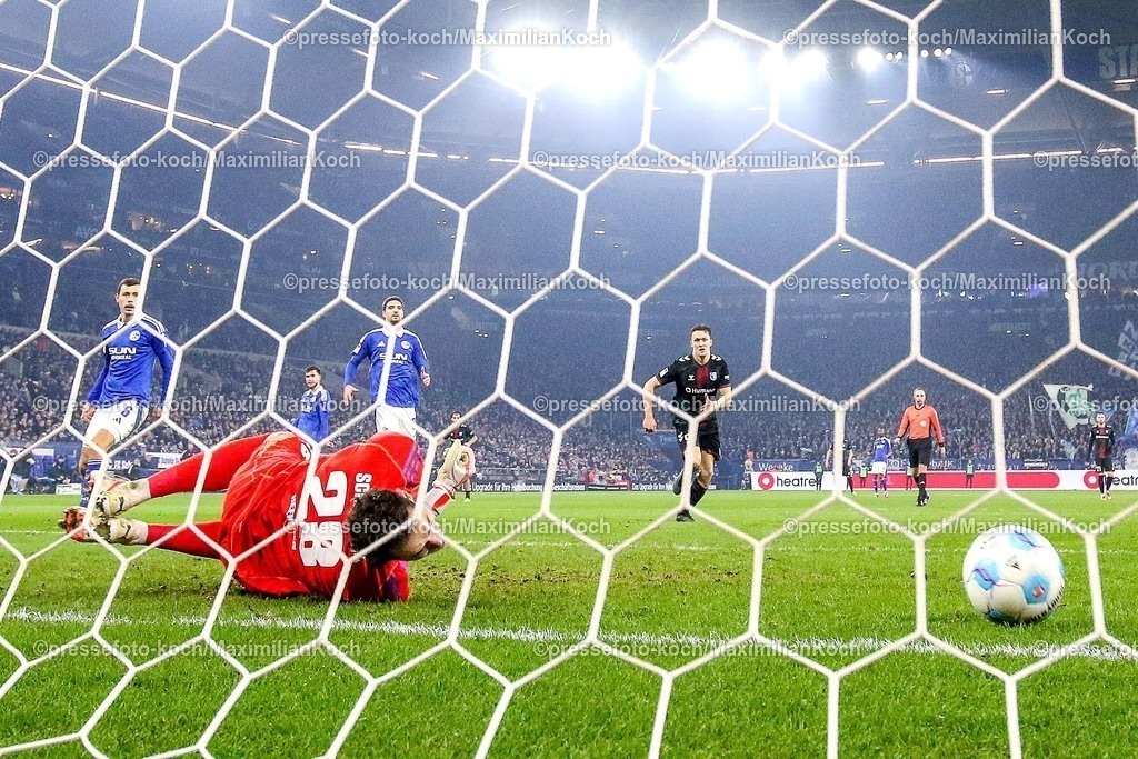 S0401022501098 | 01.02.2025, Fußball, FC Schalke 04 - 1. FC Magdeburg, 2.. Fußball Bundesliga, 20. Spieltag, Veltins-Arena Gelsenkirchen, Saison 2024 2025: Torwart Justin Heekeren (S04 #28) streckt sich im Tor - kommt aber nicht mehr an den Ball. Philipp Hercher (1.FC Magdeburg #27) trifft zum 4:0 Treffer Tor Torschuss. Rechts Martijn Kaars (1.FC Magdeburg #9)DFB regulations prohibit any use of photographs as image sequences and or quasi-video.