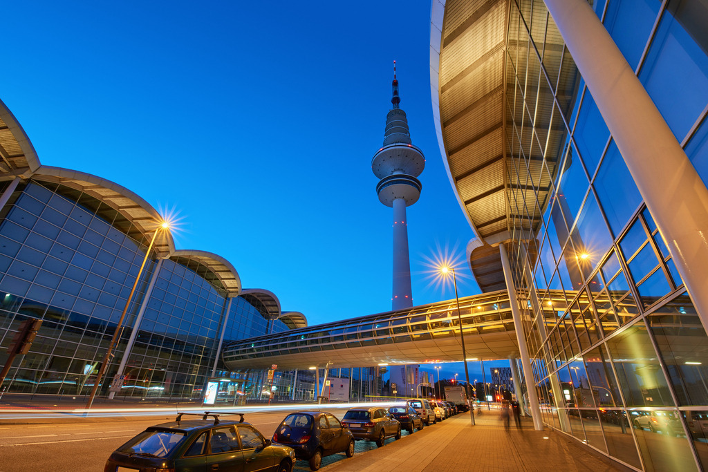 12011260 - Fernsehturm zur blauen Stunde | Blaue Stunde an den Hamburger Messehallen mit Blick auf den Heinrich-Hertz-Turm.