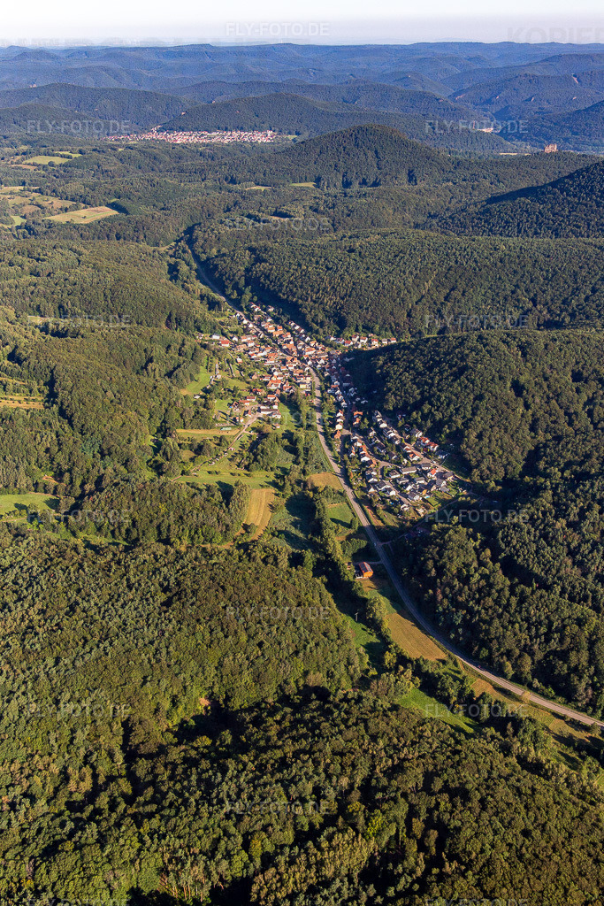 Ortsansicht von Südosten | Luftbild: Ortsansicht von Südosten in Waldrohrbach im Bundesland Rheinland-Pfalz in Deutschland. Foto: IMG_143224.jpg vom 06.08.2024 durch ©2025 Werner Riehm fly-foto.de/copyright - Realisiert mit Pictrs.com