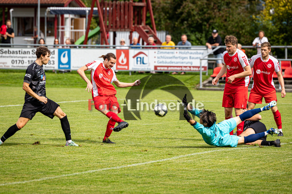 SV Raisting gegen MTV München | Fußball Herren Bezirksliga Oberbayern Süd 2025/26 9. Spieltag, SV Raisting gegen MTV München, 20250913,Severin KÖLBL (SV Raisting 5) verfehlt das Tor, 2025-09-13 in Raisting (Raiffeisen Arena Raisting), Severin KÖLBL (SV Raisting 5), Yuya KONDO (MTV München Torwart 12), Copyright: WolfgangxLindner www.foto-lindner.de