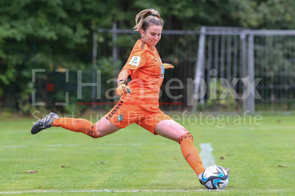 Fussball, Testspiel Frauen, Hamburger SV - SV Werder Bremen | v.li.: Hannah Etzold (Torhüterin, Torwart, SV Werder Bremen, 31) Freisteller, Einzelbild, Ganzkörper, Aktion, Action, Spielszene