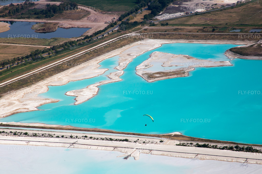 Vue aérienne: Marais à sel bruns et blancs pour la production de sel à Rosières-aux-Salines dans le département Meurthe et Moselle, France. Photo: IMG_083148.jpg prise le 11/07/2015 par Werner Riehm/FLY-FOTO.eu – Résolution de l'original: 5472 x 3648 px