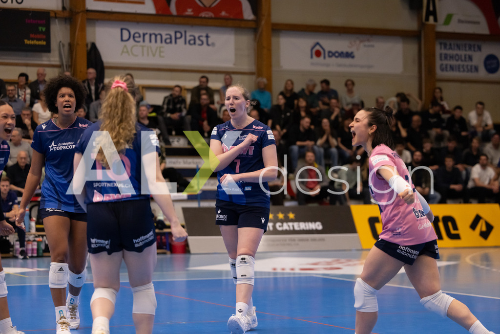Volleyball I Frauen I Saison 2025-2026 I Volleyball NLA | Women I 1/2 Finals I  VC Kanti Schaffhausen - Sm'Aesch Pfeffingen I 18.03.2026 | 1 Jody Larson (USA) (Sm'Aesch Pfeffingen) – Außenangriff - Realisiert mit Pictrs.com