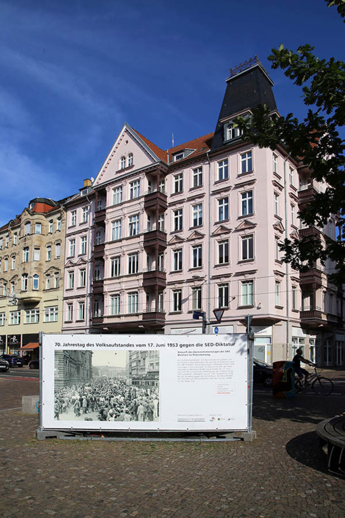 Volksaufstand - 17. Juni 1953 - Informationstafel am Peterssteinweg | Entdecke über 20 Kategorien Leipzig-Motive: Foto-Downloads, hochwertige Poster, Leinwand- & Fine-Art-Prints. Jetzt Lieblingsfoto im Bildlexikon Leipzig Shop bestellen!
