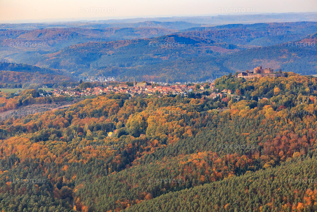 Vue aérienne: Vue d'un village dans la forêt des Vosges du Nord avec un château Lichtenberg à Lichtenberg dans le département Bas Rhin, France.Photo: IMG_084811.jpg prise le 24/10/2015 par Werner Riehm/FLY-FOTO.euRésolution de l'original: 5472 x 3648 pxVisiter le château de Lichtenberg dans les Vosges du Nord - Alsace