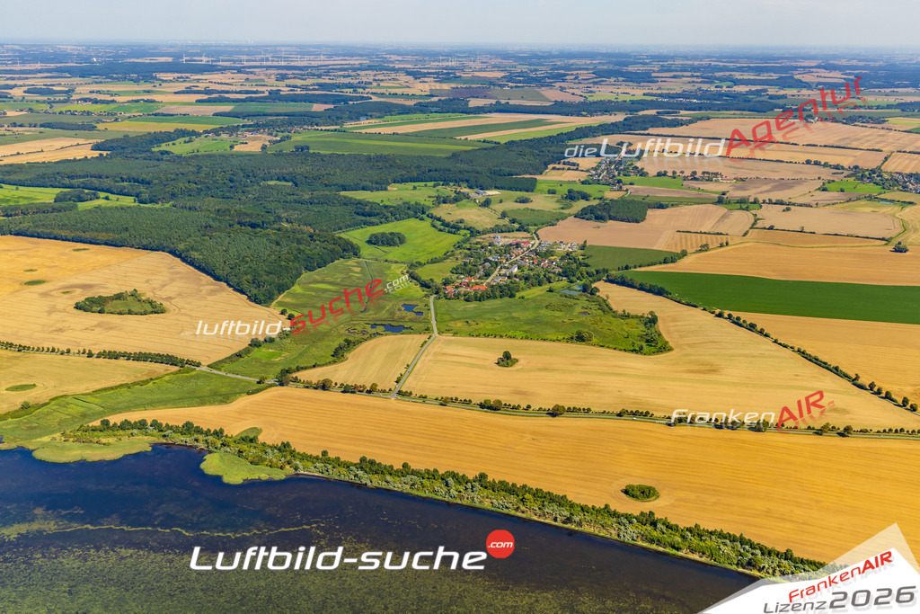 Schrägluftbild  Hof Redentin  Krusenhagen - Das Luftbild wurde 2025 vom UL-Flugzeug heraus erstellt (ohne Drohne- keine Drohnenaufnahme ) - Hochauflösende Luftaufnahme -Nicht vergleichbar mit Google Maps oder Satelittenbilder- Die Geschenkidee !Mit Lizenz und Bildrechte bestellbar
