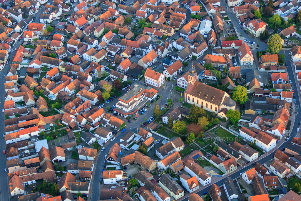 Luftbild: Kirche Hagenbach und Sparkasse Südpfalz in der Ludwigstraße in Hagenbach im Bundesland Rheinland-Pfalz in Deutschland. Foto: IMG_64476.jpg vom 17.04.2014 durch Werner Riehm/FLY-FOTO.deSparkasse Südpfalz