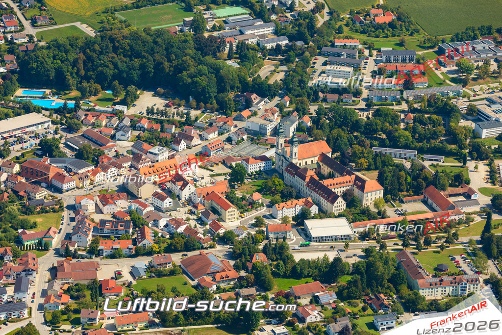 Luftaufnahme der Stadt Fürstenzell - Die Luftaufnahme wurde 2025 vom UL-Flugzeug heraus erstellt ( keine Drohne ) - Hochauflösende Luftaufnahme - für professionelle Ausdrucke geeignet. Die Geschenkidee !Mit Lizenz und Bildrechte bestellbar
