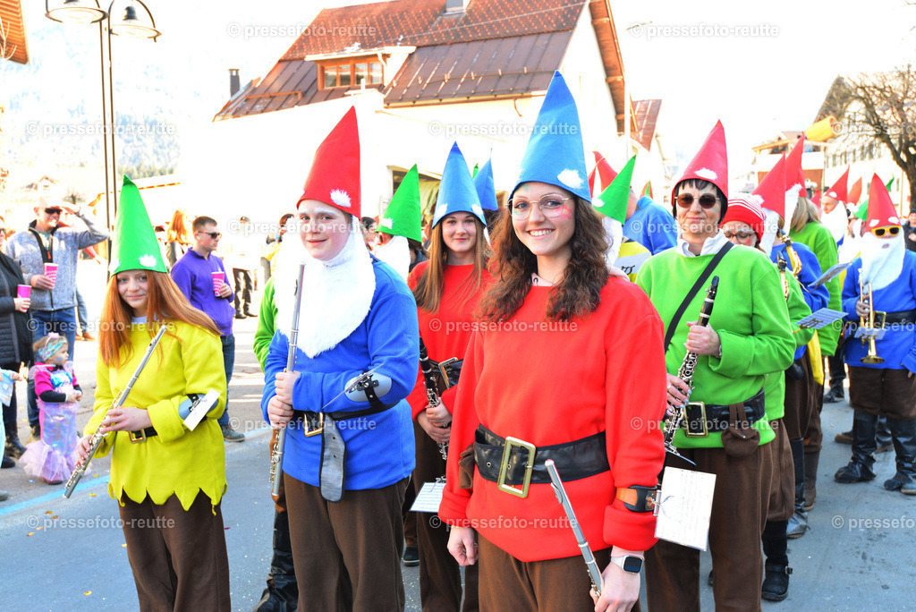 news-2023-Feb16-Unsinniger_Fasching_Reutte-nik-WTV_7382 | Info aus dem Bezirk Reutte/Ausserfern Tirol sowie eine umfangreiche Bilddatenbank über die gesamte Region: Lechtal, Talkessel Reutte, Tannheimertal, Zwischentoren. Lech, Plansee, Zugspitze, Grenztunnel, B179, Fernpassstraße, Verkehr, Lawinen, Tradition, - Realisiert mit Pictrs.com