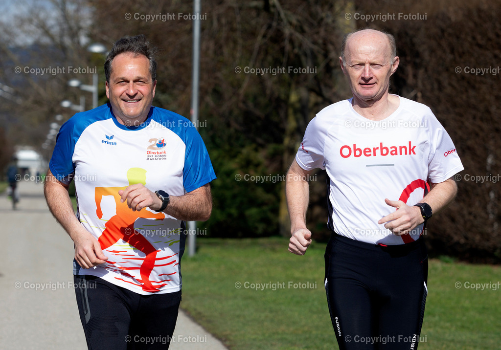 A_LUI_15032023_05 | 21,OBERBANK LINZ DONAU MARATHON 2023 LAUFTERMIN FOTO: V.L. DIETMAR KERSCHBAUM (BRUCKNERHAUS INTENDANT) UND DR.FRANZ GASSELSBERGER (GENERALDIREKTOR  OBERBANK)FOTO:FOTOLUI