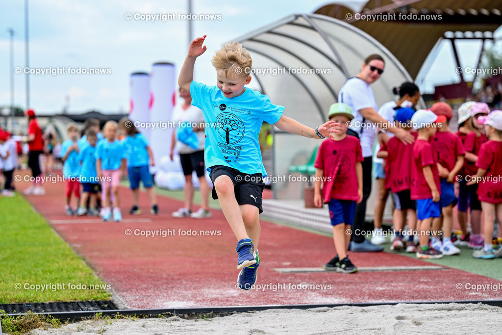 Kindergarten Olympiade 2024_ Stadion Traun_ 07.06.2024-108 | 07.06.2024, Stadion der Stadt Traun, AUT, Kindergarten Olympiade 2024, im Bild Kinder, Hindernis, Fussball, Laufen, Action