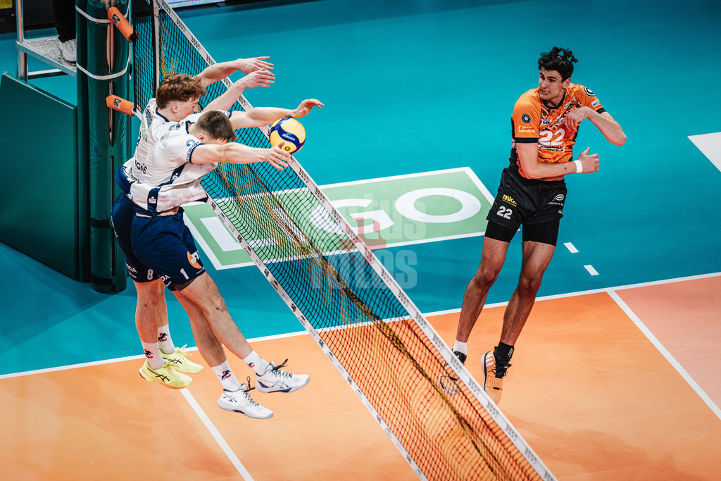 Volleyball | Herren | Saison 2024/2025 | 1. Volleyball Bundesliga Männer | Finale | BERLIN RECYCLING Volleys vs. SVG Lüneburg | 03.05.2025 | Jake Hanes (#22, Berlin Recycling Volleys) rechts gegen den Block von Lüneburg
