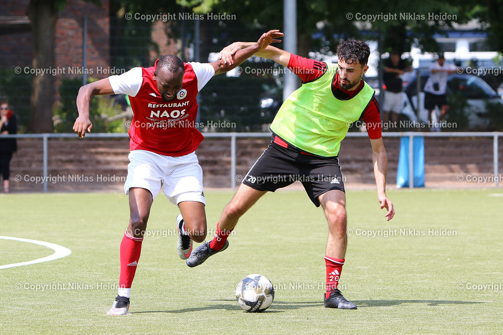 NH_KlubKosova_HarburgerSC_Testspiel_HarburgPokal_21072024 | #20 Atnan Veseli (Klub Kosova), #32 Blaise Bigirimana (Harburger SC)Fußball I Herren I Testspiel (Harburg-Pokal) I Saison 2024-2025 I Klub Kosova - Harburger SC I 21.07.2024 I Sportplatz Alter Postweg