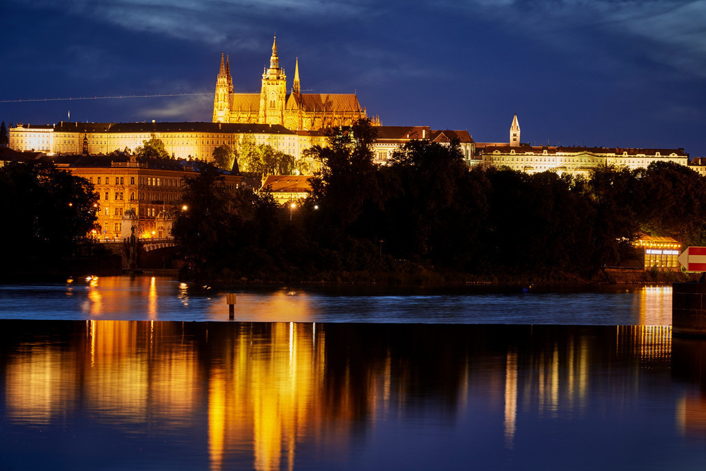 Blick auf den St. Veitsdom | Prag, Austria - June 27, 2015: Blick auf den St. Veitsdom im Burgareal und der Moldau in der Nacht. - Realisiert mit Pictrs.com