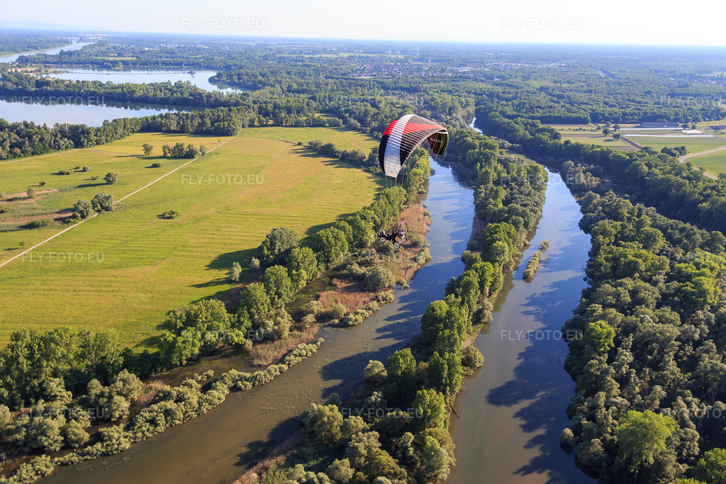 Vue aérienne: Parapentes au-dessus de la Réserve naturelle du Delta de la Sauer à Munchhausen dans le département Bas Rhin, France – .Photo: IMG_080181.jpg prise le 05/06/2015 par Werner Riehm/FLY-FOTO.eu – Résolution de l'original: 5472 x 3648 px