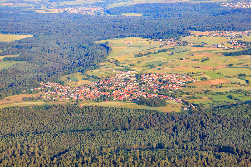 Luftbild: Ortsansicht von Nordwesten in Fahrenbach im Bundesland Baden-Württemberg in Deutschland. Foto: IMG_66322.jpg vom 30.05.2014 durch Werner Riehm/FLY-FOTO.de – Auflösung des Originals: 4752 x 3168 px