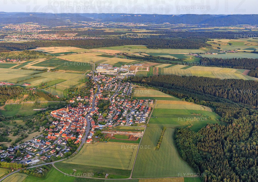 Dorfansicht aus Nordwesten | Luftbild: Dorfansicht aus Nordwesten im Ortsteil Binsdorf in Geislingen im Bundesland Baden-Württemberg in Deutschland. Foto: IMG_148642.jpg vom 25.06.2025 durch Werner Riehm/FLY-FOTO.de - Realisiert mit Pictrs.com