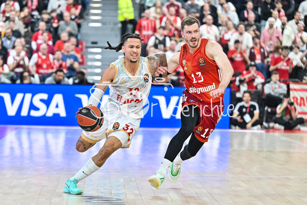 FC Bayern Basketball - AS Monaco Basket | MUNICH, GERMANY - 05. FEBRUARY: im Duell Matthew STRAZEL (AS Monaco Basket 32) und Andreas OBST (FC Bayern Basketball 13) während dem Match zwischen dem FC Bayern Basketball und dem AS Monaco Basket am 27. Spieltag der EuroLeague im SAP GARDEN