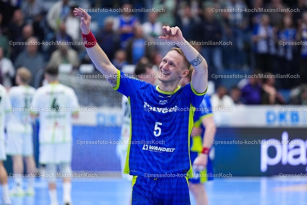 xYDRx11042601033 | 11.04.2026, xydrx, Handball, 1.HBL, VfL Gummersbach - HSG Wetzlar, Schwalbe-Arena: Tilen Kodrin (VfL Gummersbach #5) freut sich über den Sieg  Photo: xYannisxDreimannxPressefotoKochx