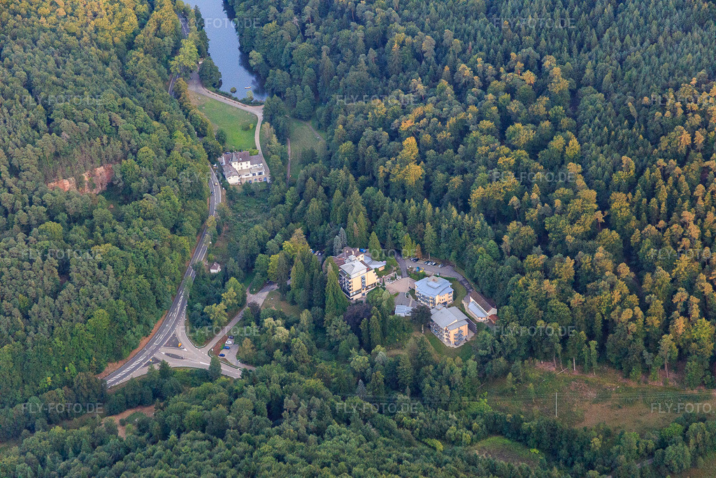 Luftbild: Celenus Parkklinik Bad Bergzabern in Bad Bergzabern im Bundesland Rheinland-Pfalz in Deutschland. Foto: IMG_084205.jpg vom 29.08.2015 durch Werner Riehm/FLY-FOTO.deFachklinik für Psychosomatik & Verhaltensmedizin - Celenus Parkklinik Bad Bergzabern
