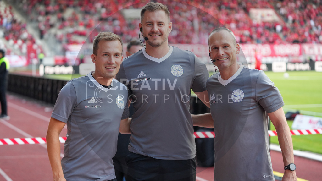 Fußball, Herren, Saison 2025/2026, Regionalliga Nordost, 1. Spieltag, FC Rot-Weiß Erfurt vs. FSV 63 Luckenwalde, Freitag 25.07.2025, Steigerwaldstadion Erfurt, | Fußball, Herren, Saison 2025/2026, Regionalliga Nordost, 1. Spieltag, FC Rot-Weiß Erfurt vs. FSV 63 Luckenwalde, Freitag 25.07.2025, Steigerwaldstadion Erfurt, Im Bild: Das Schiedsrichter-Gespann um Pascal Wien (m.), Johannes Schipke (l.) und Lars Albert (r.) - Realisiert mit Pictrs.com