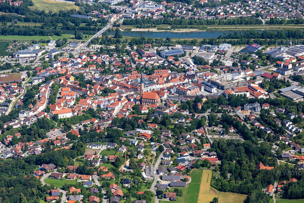 Luftbild: St. Johannes Dingolfing in Dingolfing im Bundesland Bayern in Deutschland. – Foto: IMG_132768.jpg vom 02.07.2022 durch Werner Riehm/FLY-FOTO.de – Auflösung des Originals: 5472 x 3648 px – Stadt Dingolfing - Stadt Dingolfing – ST-JOHANNES-DGF.DE