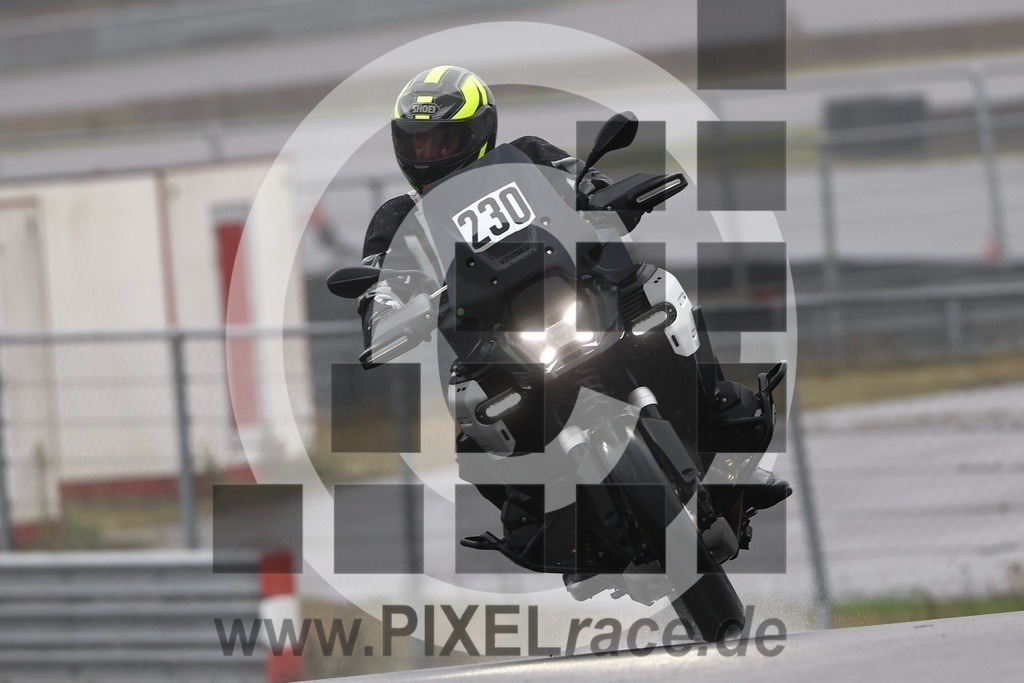 0230-20250918_10154 | Schöne Erinnerungen an spannende Momente - das festzuhalten ist unser Job. PIXELrace.de ist seit 2003 auf den Rennstrecken Europas unterwegs um die Action draußen beim Fahren und die wunderbare Stimmung imm Fahrerlager für euch einzufangen.