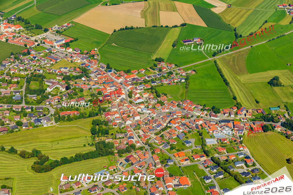 Luftaufnahme der Stadt Neukirchen beim Heiligen Blut - Die Luftaufnahme wurde 2025 vom UL-Flugzeug heraus erstellt ( keine Drohne ) - Hochauflösende Luftaufnahme - für professionelle Ausdrucke geeignet. Die Geschenkidee !Mit Lizenz und Bildrechte bestellbar