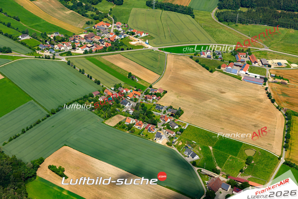 Das Luftbild zeigt : Oberleinsiedl Ursensollen - Die Luftaufnahme wurde 2024 vom UL-Flugzeug aus erstellt ( keine Drohne ) - Hochauflösende Luftaufnahme - Für grossformatige Ausdrucke geeignet. Die Geschenkidee !Mit Lizenz und Bildrechte bestellbar