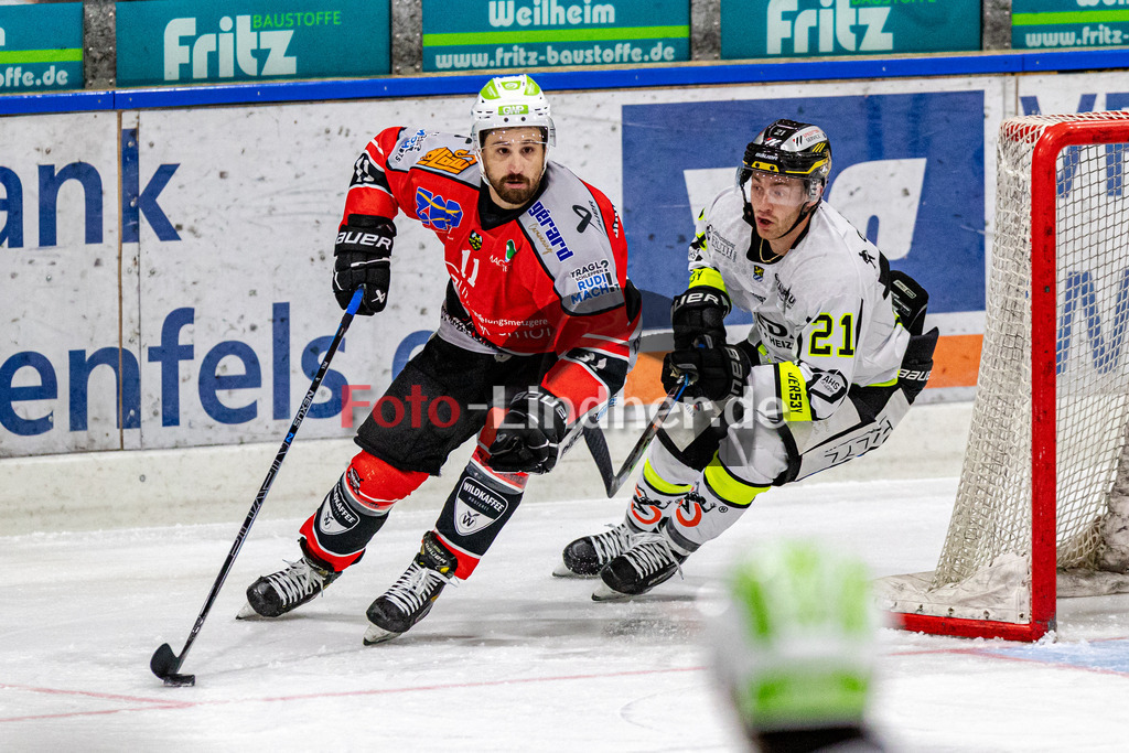 TSV Peißenberg Miners vs ERSC Amberg Wild Lions | Eishockey Bayernliga 2023/2024, TSV Peißenberg Miners vs ERSC Amberg Wild Lions,
Duell zwischen Florian SIMON (Miners 11) und Ryan BOUCHER (Wild Lions 21),
2023-10-27 in Peißenberg (Eisstadion)
11 Florian SIMON (Miners 11), 21 Ryan BOUCHER (Wild Lions 21)
Copyright: WolfgangxLindner foto-lindner.de
