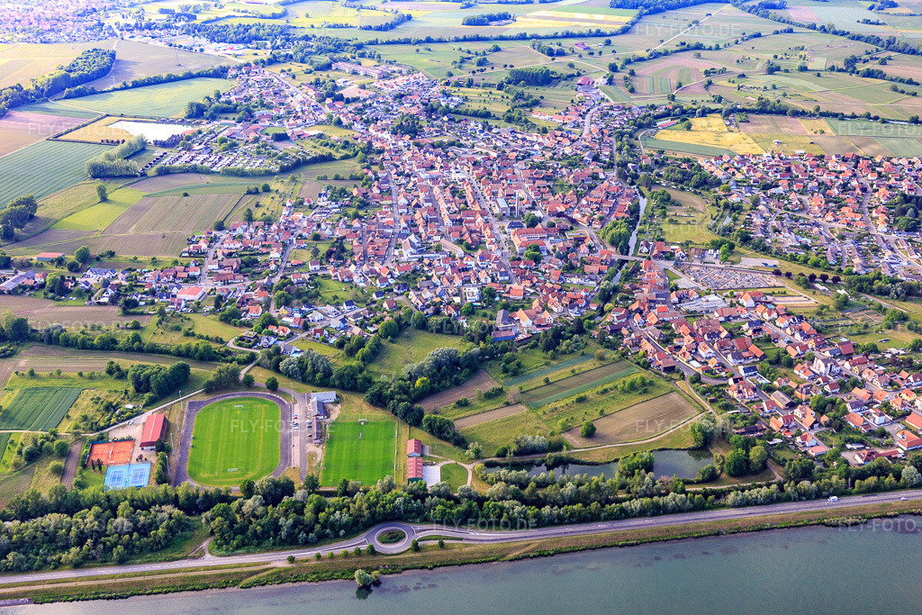 Luftbild: Ortsansicht am Rhein mit Tennis Club Rhinau und Football Club de Rhinau - FCR in Rhinau im Bundesland Bas-Rhin in Frankreich. Foto: IMG_147336.jpg vom 29.05.2025 durch Werner Riehm/FLY-FOTO.deCLUB.FFT.FR